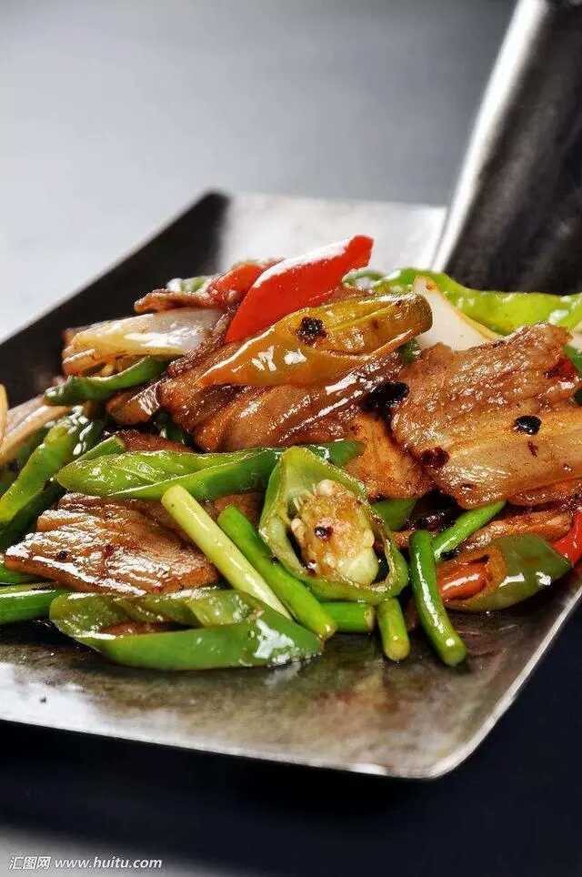 简单易做的,一道尖椒回锅肉,一上桌就被抢光了!