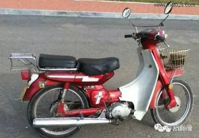 家里的经济状况也好了点,我花7000多块钱买了一辆嘉陵牌80摩托车