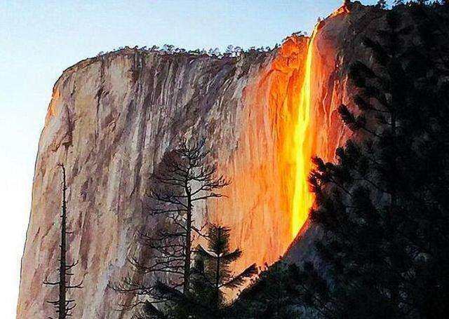 美国加利福尼亚惊现"火山瀑布", 岩浆飞流直下,悬崖一片火光中_手机