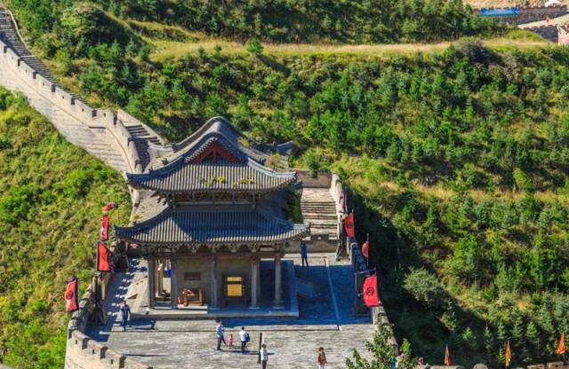 早在春秋战国时期,赵武灵王就在这里建起了雁门郡,防备匈奴入侵.