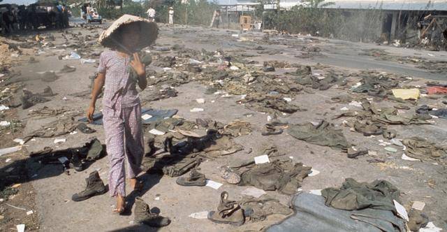 越南战争老照片:1975年北越坦克开进南越总统府