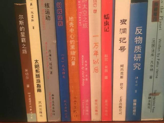 他畫了1000 本書,書名無厘頭,出版社是什麼鬼?