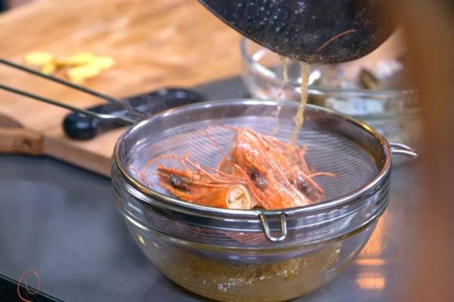 【6】熬虾油 将虾壳放入油锅中熬制虾油.