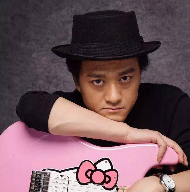 赵英俊的微博头像是他的童年照,扎着两个小辫子,像个小姑娘.