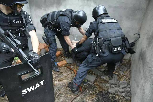 以下是来自特警队员装备的无线单兵系统的实时画面,该系统能在缺乏