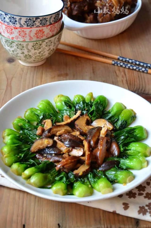 青菜炒香菇 图文   小耿妈妈 原料: 青菜1把,干香菇6朵,蚝油1大勺