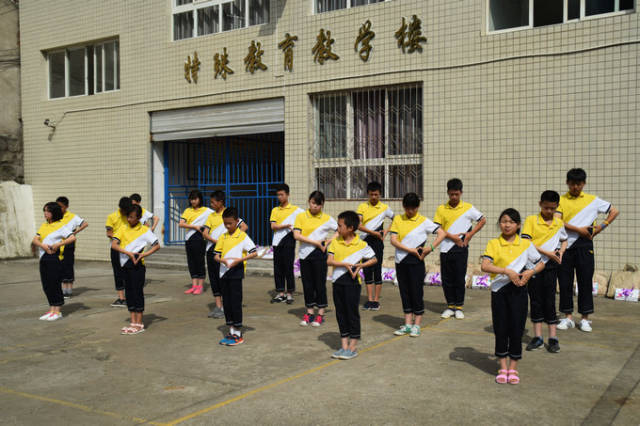 平昌二中:爱心护残童 花开满校园
