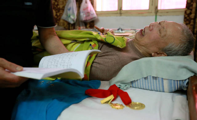 截肢以后,刘玉莲告诉我,说话几乎含糊不清,只有二个单词,喊她为:妈妈!