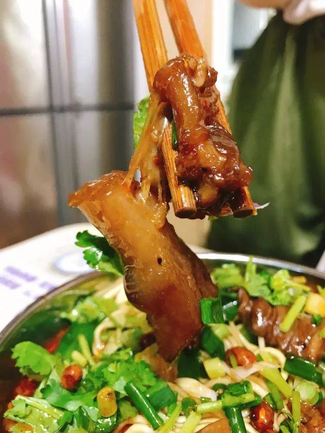 牛筋也是很大一块,看图你们就知道了,牛筋炖得很耙,入口就能呡化,配