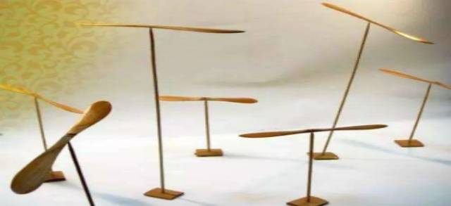 也许就是竹蜻蜓的原理启发了人们,促进了螺旋桨和飞机的发明.