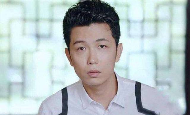 黄烁文此次在剧中饰演的万嘉乐其实是有点渣的角色,毕竟这个角色的