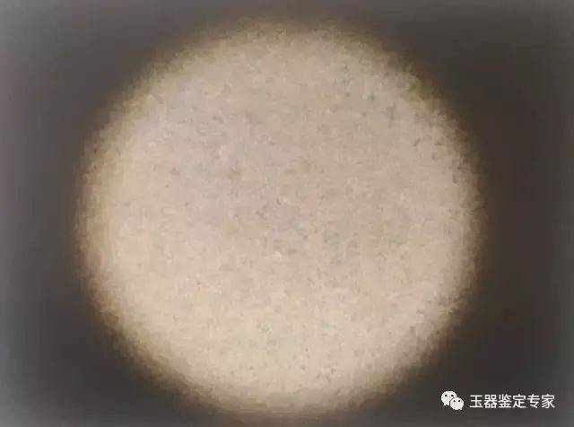 微观下的和田玉结构▼ 天然和田玉籽料对着日光转动观察反光面, 反篌