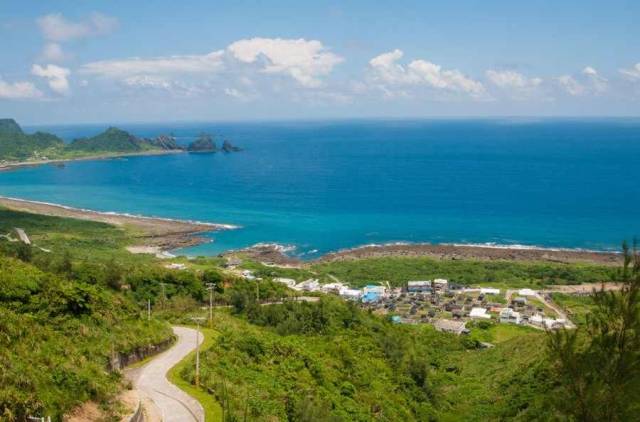 兰屿是台湾东部的一个小岛,"中国四大名屿"之一,岛上风景优美,椰风蕉