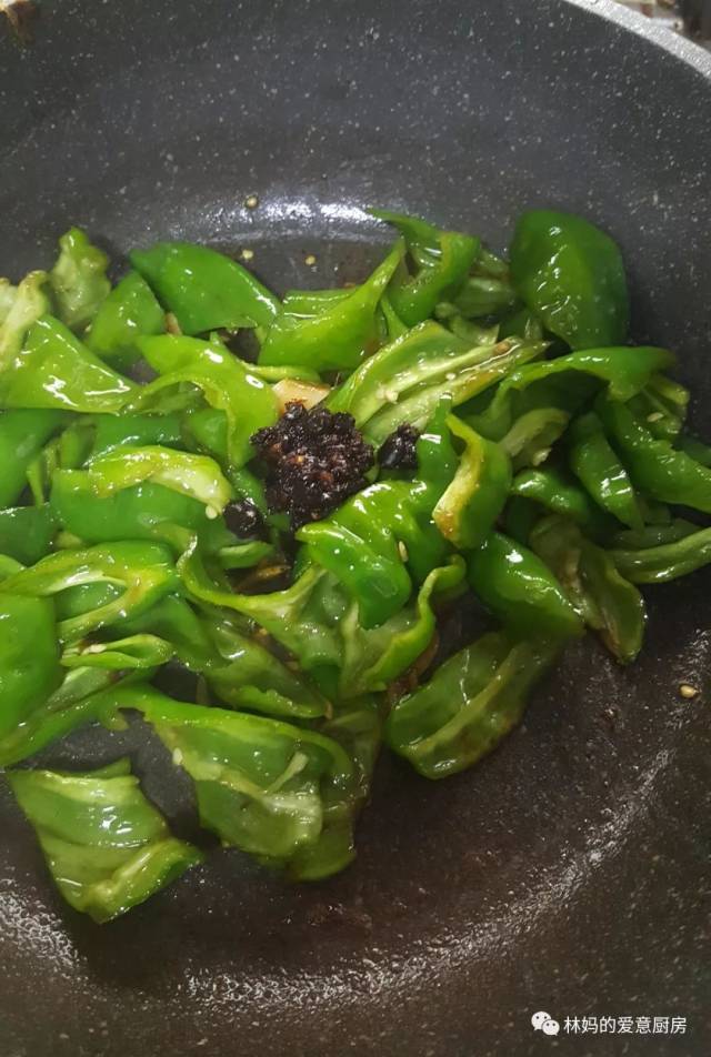 辣椒块和豆豉炒匀后,放酱油,盐,切好的煎蛋条炒几下.