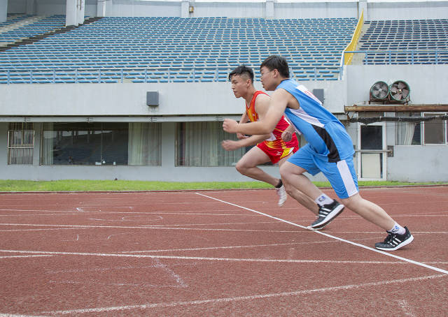 运动会上,运动员们弘扬"自强不息,顽强拼搏"的残奥精神,在公平的竞争