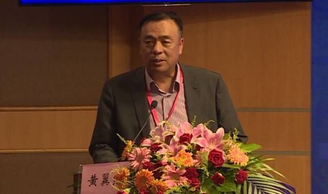 本次第十二届仁济男科论坛由卢慕峻教授主持,详细介绍了与会嘉宾.