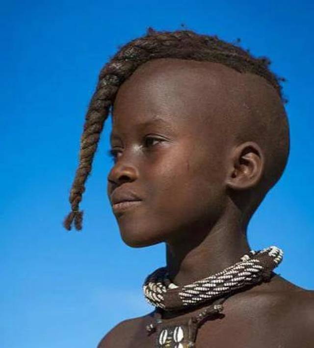 图为非洲小孩比较盛行的牛尾巴发型