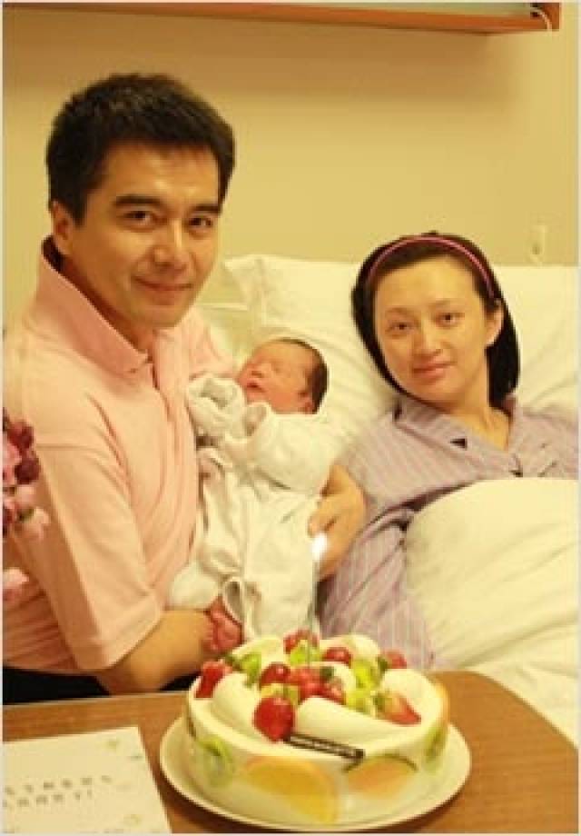 没过多久爱妻离世,许亚军娶了演员张晞,1995年,因许亚军移情别恋何晴