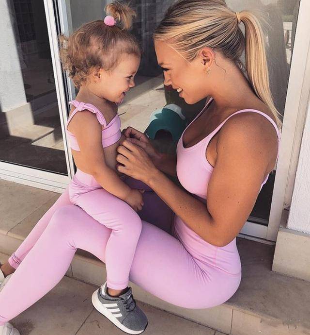 25岁全职辣妈带娃同时不忘坚持健身,凭借好身材在ig吸粉800万
