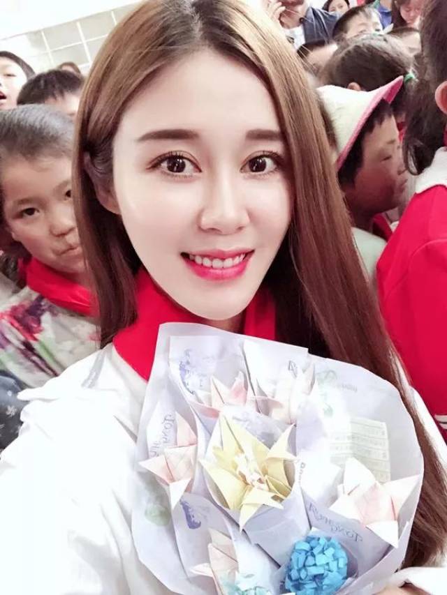 作为芒果女主持的冯青,在11年星姐出道,术业有专攻,冯青对主持这一