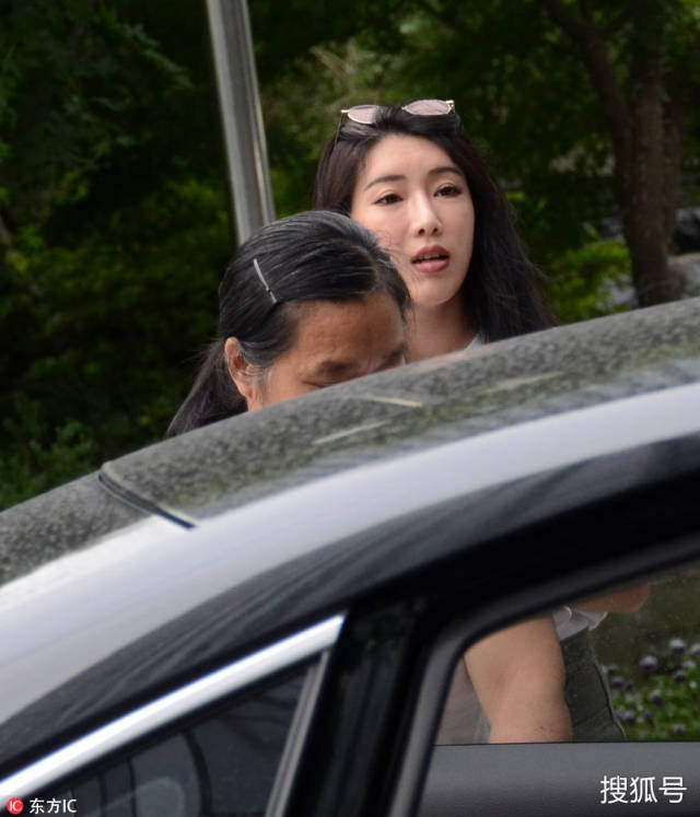 王永珀手拉女儿外出游玩 妻子低调跟随