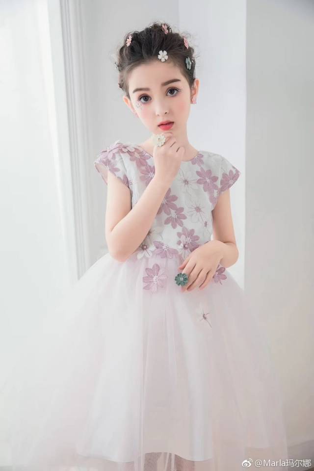 10岁中美混血童模人气爆了!年收入200万!每天浓妆艳抹!