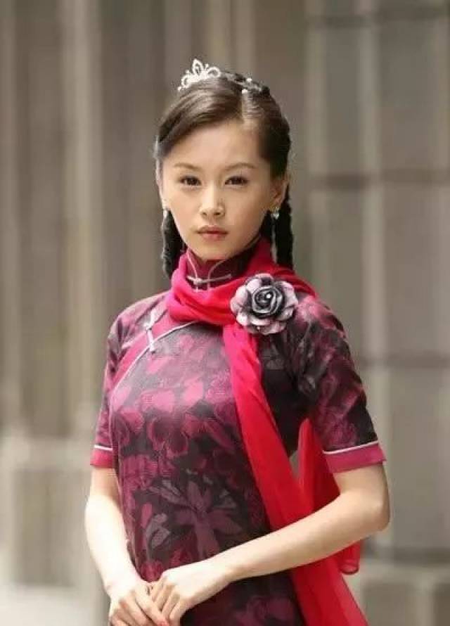 万茜在生死桥中的旗袍造型袅娜娉婷独领风骚
