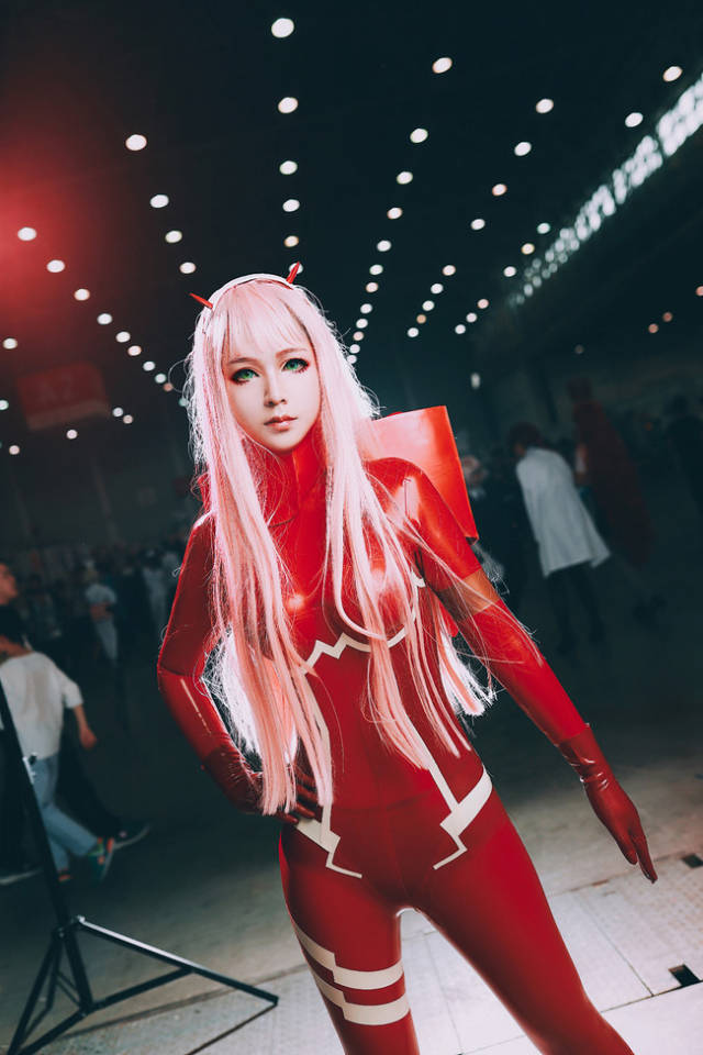 动漫展cosplay可爱迷人红色皮衣美少女小姐姐天上的派