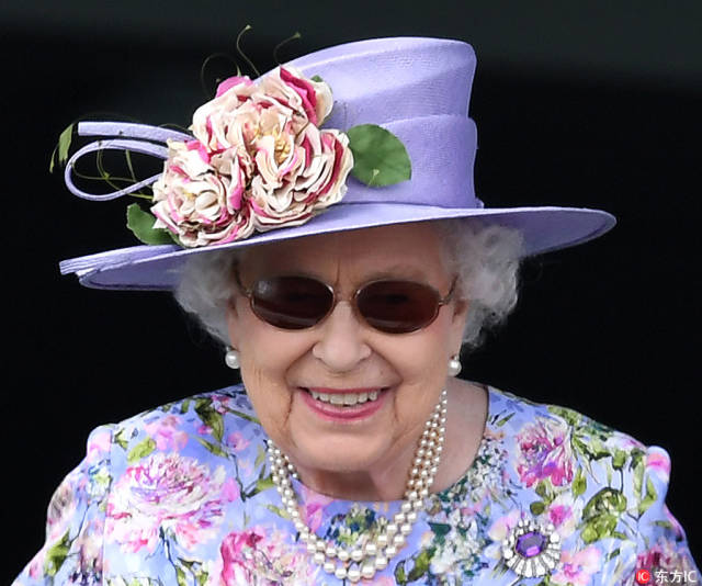英国赛马会帽子"争艳"