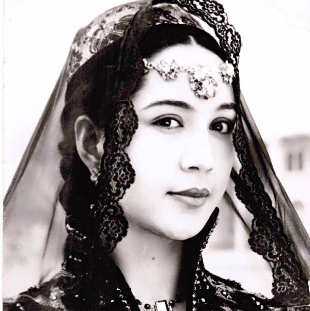 这位16岁就出名的新疆美女 颜值不输angelababy 女儿