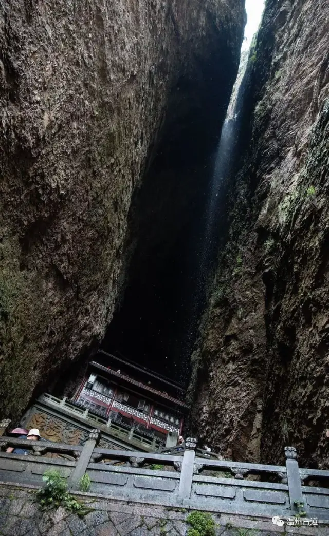 特點,主要景點有石桅巖·小三峽·水仙洞·麒麟峰·水響巖·菠蘿巖等