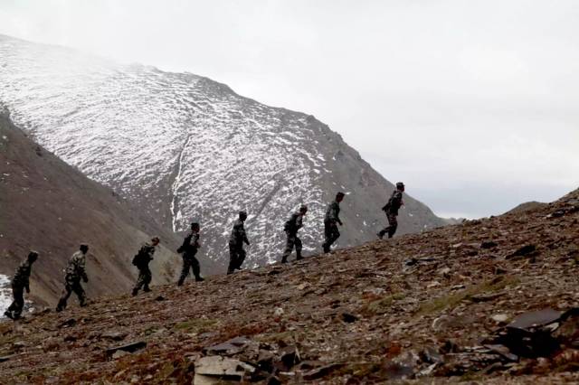 雪山軍犬還有吉普:解放軍高原邊境巡邏剪影