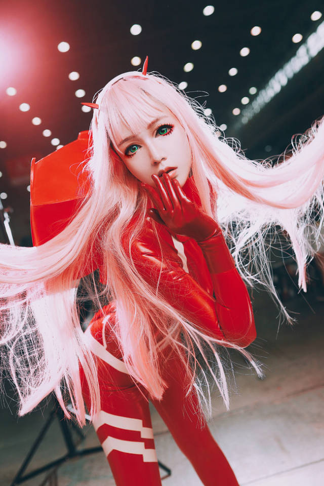 动漫展cosplay可爱迷人红色皮衣美少女小姐姐天上的派