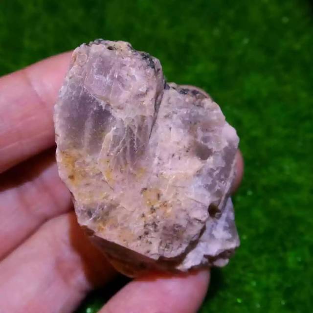 贝壳状断口 3,月光石内部有时可见有百足虫状的包裹体,可作为鉴定