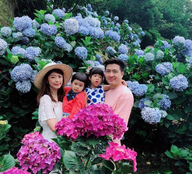林志颖弟弟林志鑫一家四口赏花,妻子温婉儿女双全,家庭和睦温馨!