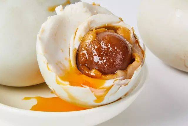 好吃〡这个咸鸭蛋沙酥流油,空口吃超过瘾