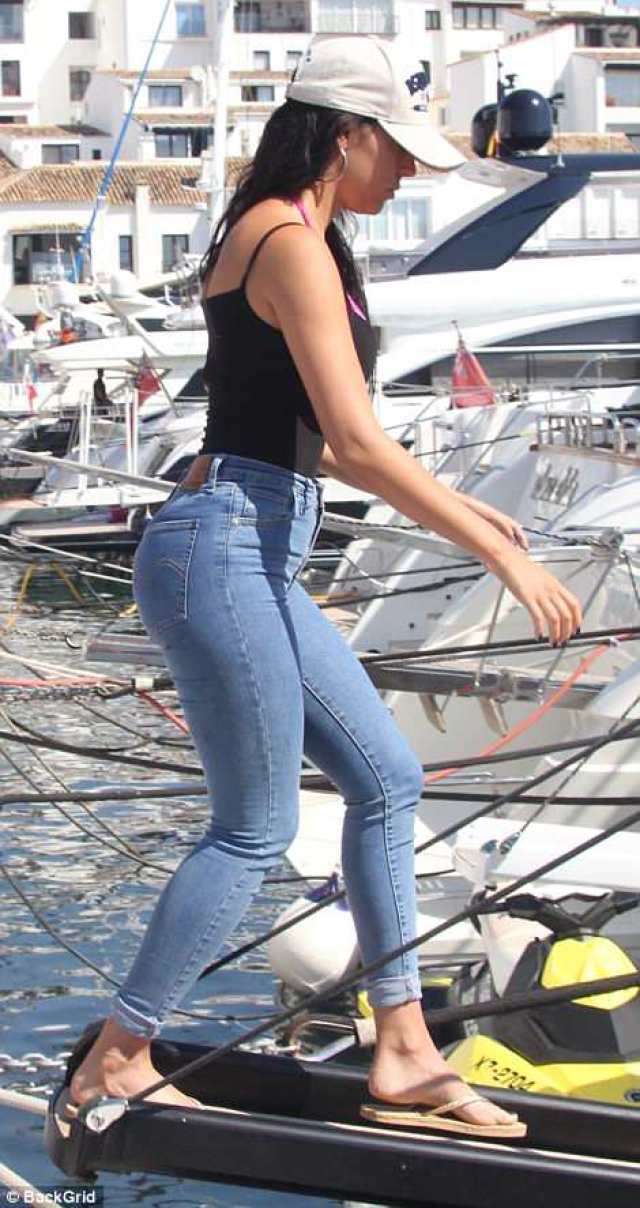 人生赢家!c罗携家人乘豪华游轮出海,乔治娜身穿牛仔裤曲线傲人