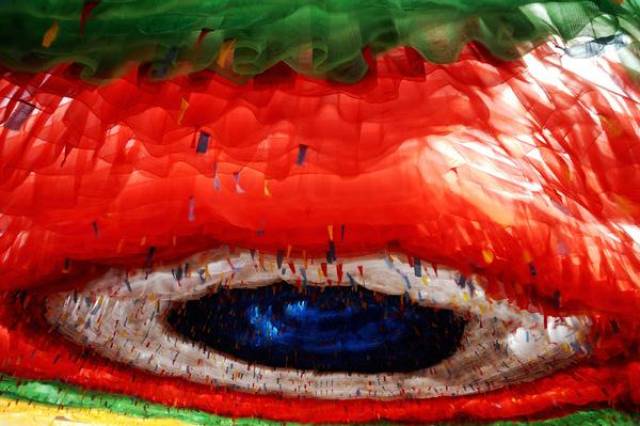 之所以被称作经幡,是因为这些幡上面都印有佛经,在信奉藏传 佛教的