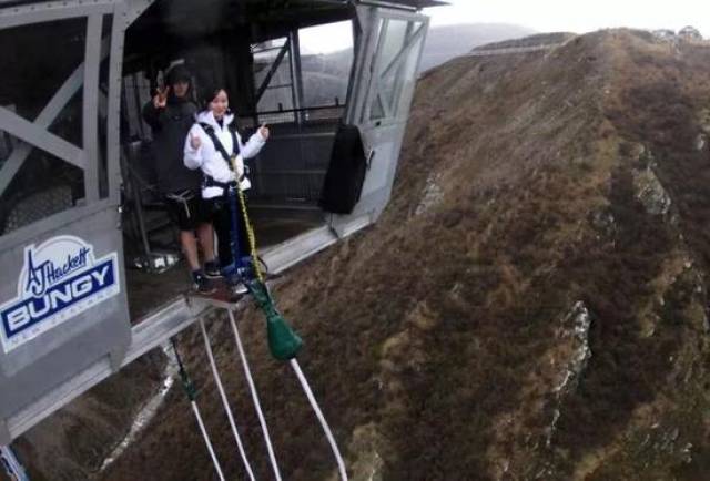 女子蹦极没系保护绳被工作人员推下?