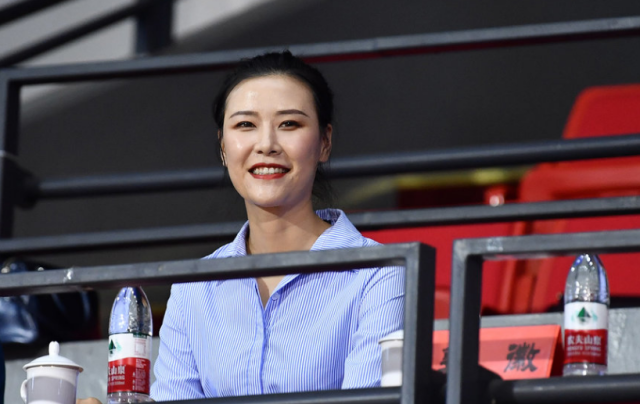 前女篮球员许诺现身观战女篮对抗赛 穿着蓝色连衣裙气质清新
