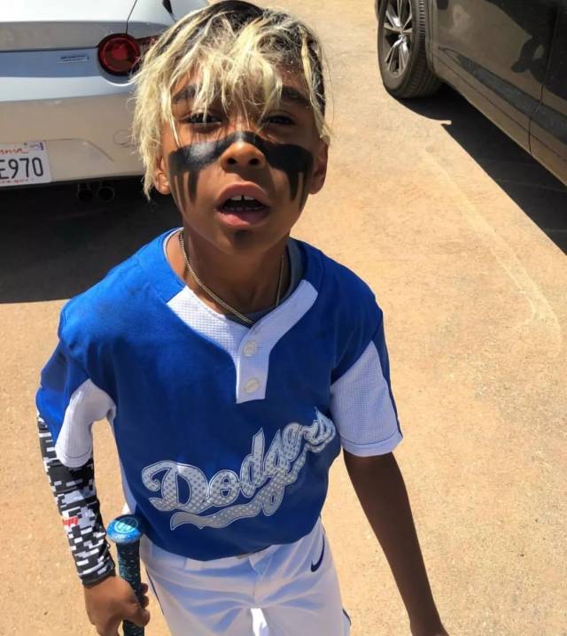 jerry lorenzo 晒出 儿子参加棒球比赛的图片