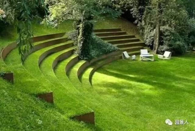 草坪与露天剧场的结合,在大自然中欣赏表演,也是一种对心性的陶冶.