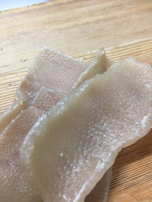 学会这一招,轻松去掉猪皮上的肥油,赶快试试吧!