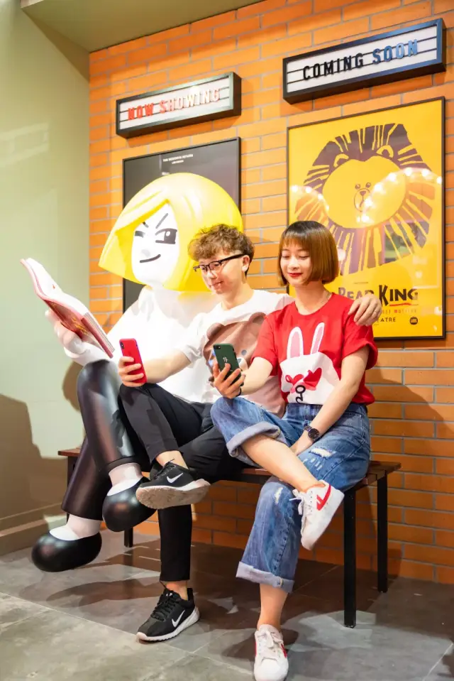 正在上映最新爱情电影 在售票处向布朗熊买两张票 詹姆斯坐在梦幻影院