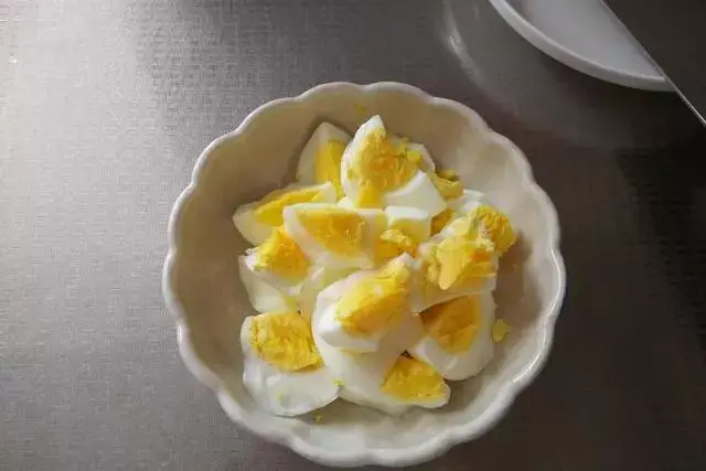 鸡蛋切成块状摆入盘中,把调好的料汁淋在上面即可