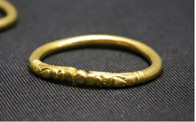图为明朝时期双龙戏珠金指环