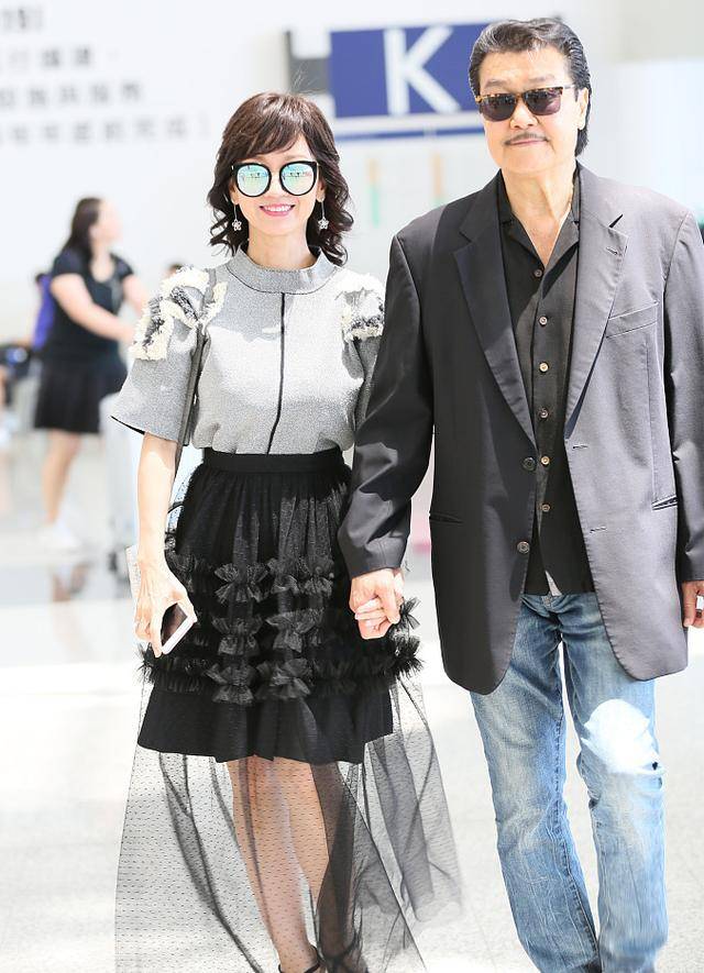 今天,赵雅芝和老公手牵手现身香港机场,一货色短袖搭黑色纱裙,身份