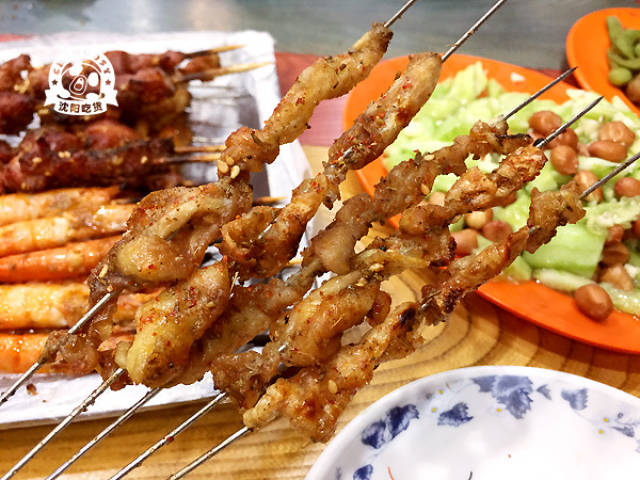 其实就是羊蹄筋啦!一定一定要趁热吃,超级有嚼劲,越嚼越香!