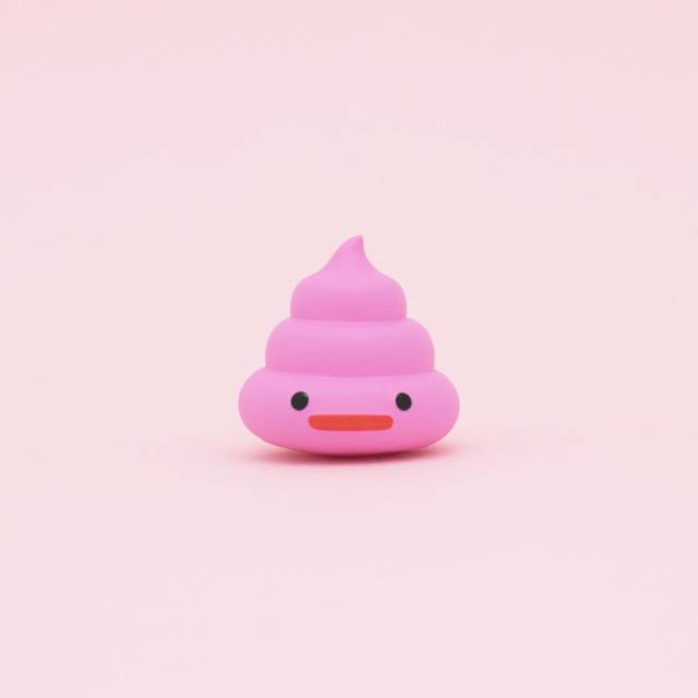 草莓吃多了,便便都会变粉红色的