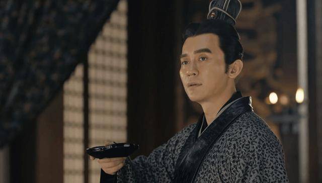 有一天简雍陪同刘备一起出游,刘备看到迎面走来一对男女,他们手拉着手